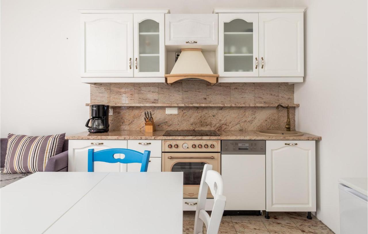 1 Bedroom Gorgeous Apartment In Мощеничка-Драга Экстерьер фото