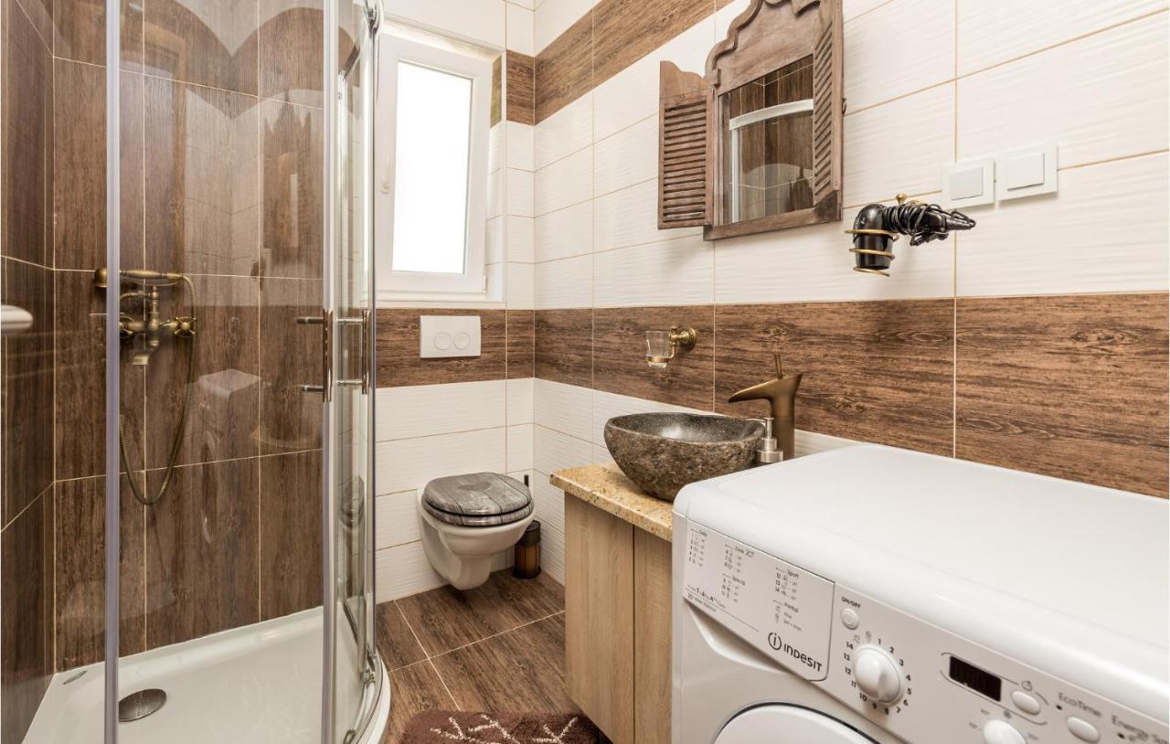 1 Bedroom Gorgeous Apartment In Мощеничка-Драга Экстерьер фото
