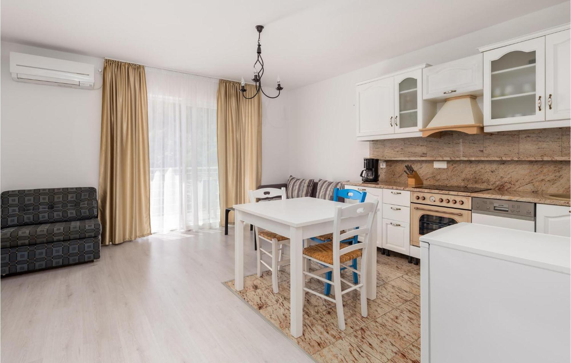 1 Bedroom Gorgeous Apartment In Мощеничка-Драга Экстерьер фото